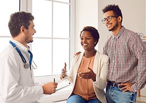 Casal realizando uma consulta médica