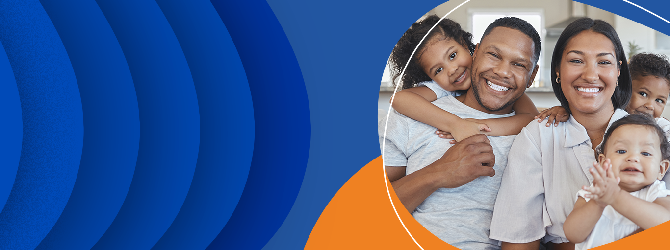 Familia negra, felizes e sorrindo