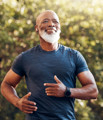 Paciente mulher sorrindo sendo acolhida por profissional de medicina. Programa de apoio ao paciente crônico gerencia a saúde de pacientes com determinadas doenças crônicas e os auxilia nos tratamentos em geral e em eventuais complicações. Fornece orientações, esclarecimentos e suporte emocional por telefone.