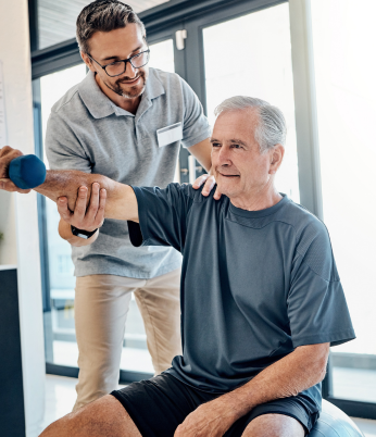 Paciente mulher sorrindo sendo acolhida por profissional de medicina. Programa de apoio ao paciente crônico gerencia a saúde de pacientes com determinadas doenças crônicas e os auxilia nos tratamentos em geral e em eventuais complicações. Fornece orientações, esclarecimentos e suporte emocional por telefone.