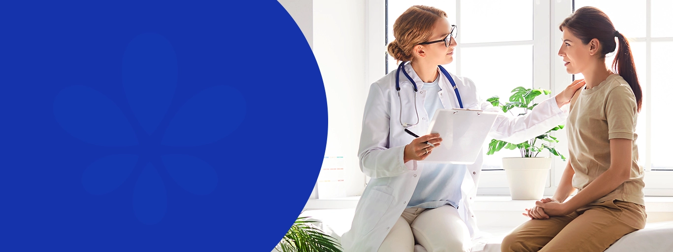 Homem sentado no sofá olhando para o celular e sorrindo.