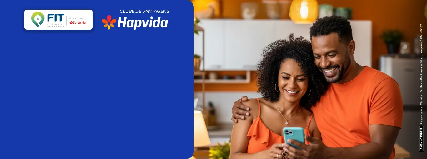 Homem feliz no conforto do seu lar, acendendo a luz.