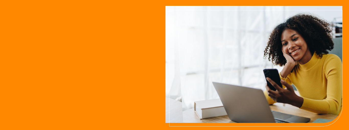 Mulher olhando para o celular e sorrindo