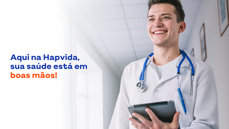 Paciente sendo atendida na recepção de unidade Hapvida.