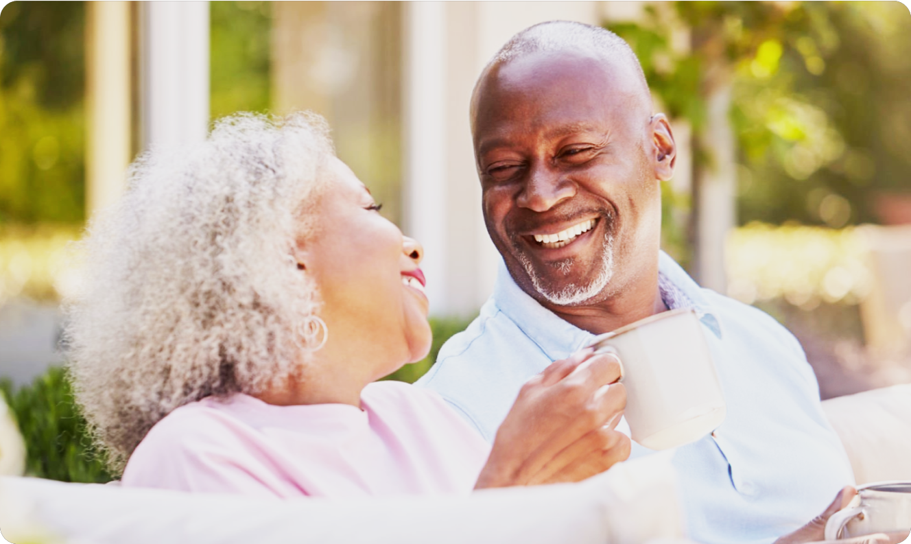 imagem casal olhando para notebook