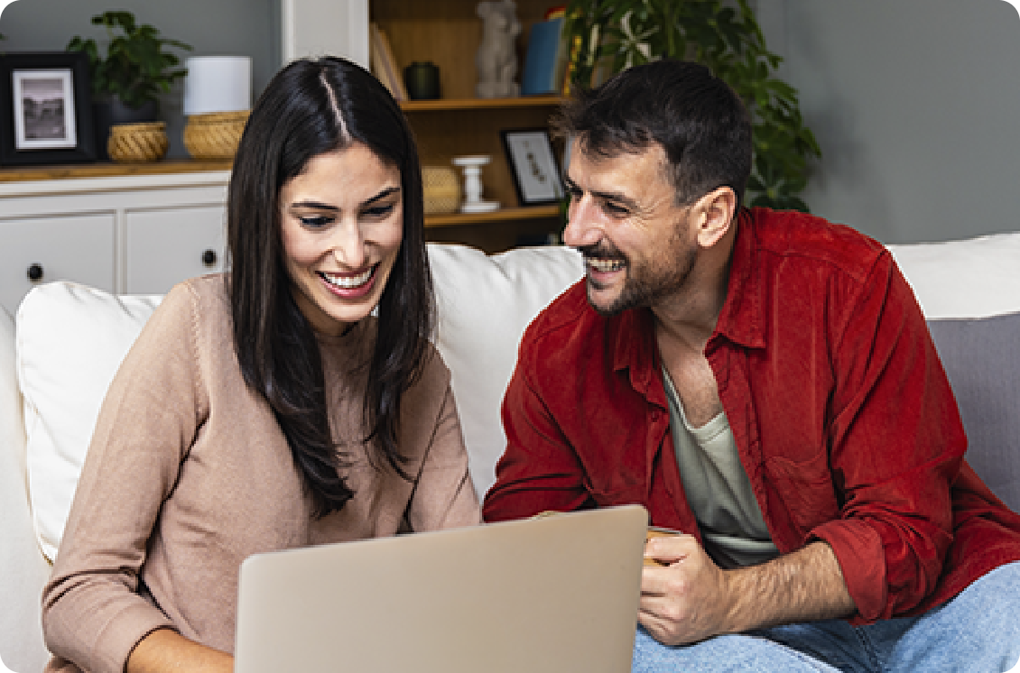imagem casal olhando para notebook