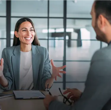 Homem e mulher conversando.