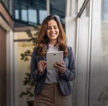 Mulher mexendo no tablet.