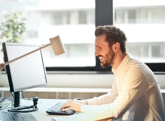 Homem mexendo no computador.