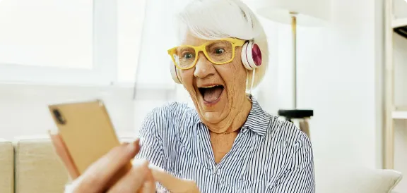 Senhora mexendo no celular