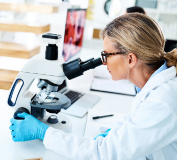 Paciente sorridente verificando resultado de exame da rede de atendimento laboratorial.