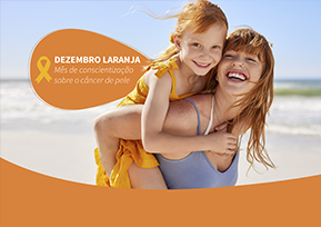 Uma mulher e uma criança, felizes sorrindo