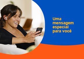 Mulher olhando para o celular e sorrindo