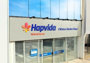 Fachada da Clínica Santa Clara Hapvida NotreDame, com logotipo na entrada.