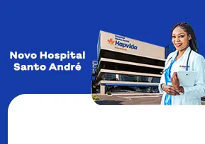 Dra sorrindo com o novo hospital de fundo 