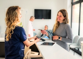 Paciente sendo atendida na recepção de unidade Hapvida.
