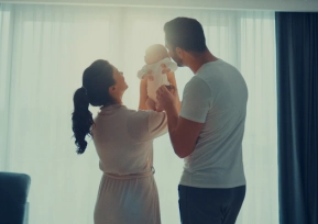 Quatro pessoas conversando na mesa do podcast.